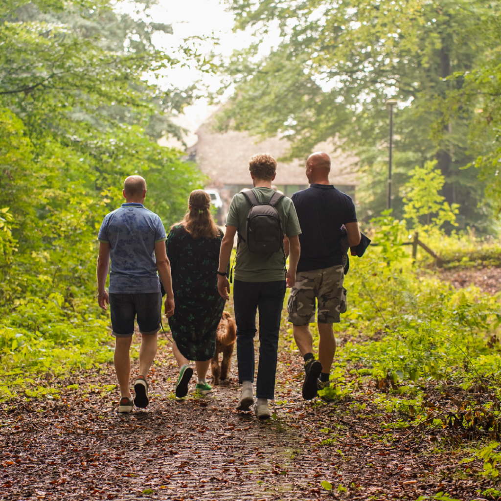 Vier wandelaars in het bos - Teambuilding avontuur: Drugslab op de berg Zoek naar verborgen aanwijzingen en ontrafel het mysterie van het drugslab op de Havelterberg tijdens een actieve outdoor escape game. Dit avontuurlijke teamuitje in Drenthe combineert puzzels, samenwerking en natuur. Perfect voor een bedrijfsuitje of groepsactiviteit. Trek stevige schoenen aan en laat je uitdagen door deze spannende belevenis!