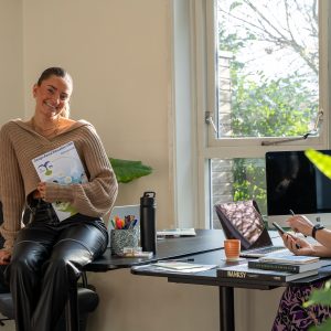 Vrouw aan het werk bij een bureau.