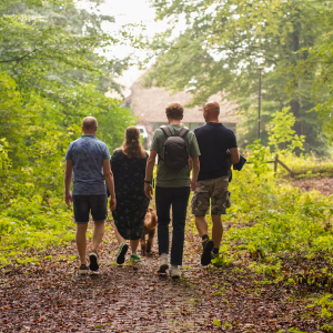Vier wandelaars in het bos - Teambuilding avontuur: Drugslab op de berg Zoek naar verborgen aanwijzingen en ontrafel het mysterie van het drugslab op de Havelterberg tijdens een actieve outdoor escape game. Dit avontuurlijke teamuitje in Drenthe combineert puzzels, samenwerking en natuur. Perfect voor een bedrijfsuitje of groepsactiviteit. Trek stevige schoenen aan en laat je uitdagen door deze spannende belevenis!